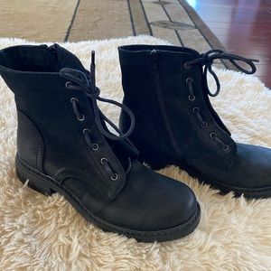 Bueno lace up boot with side zipper